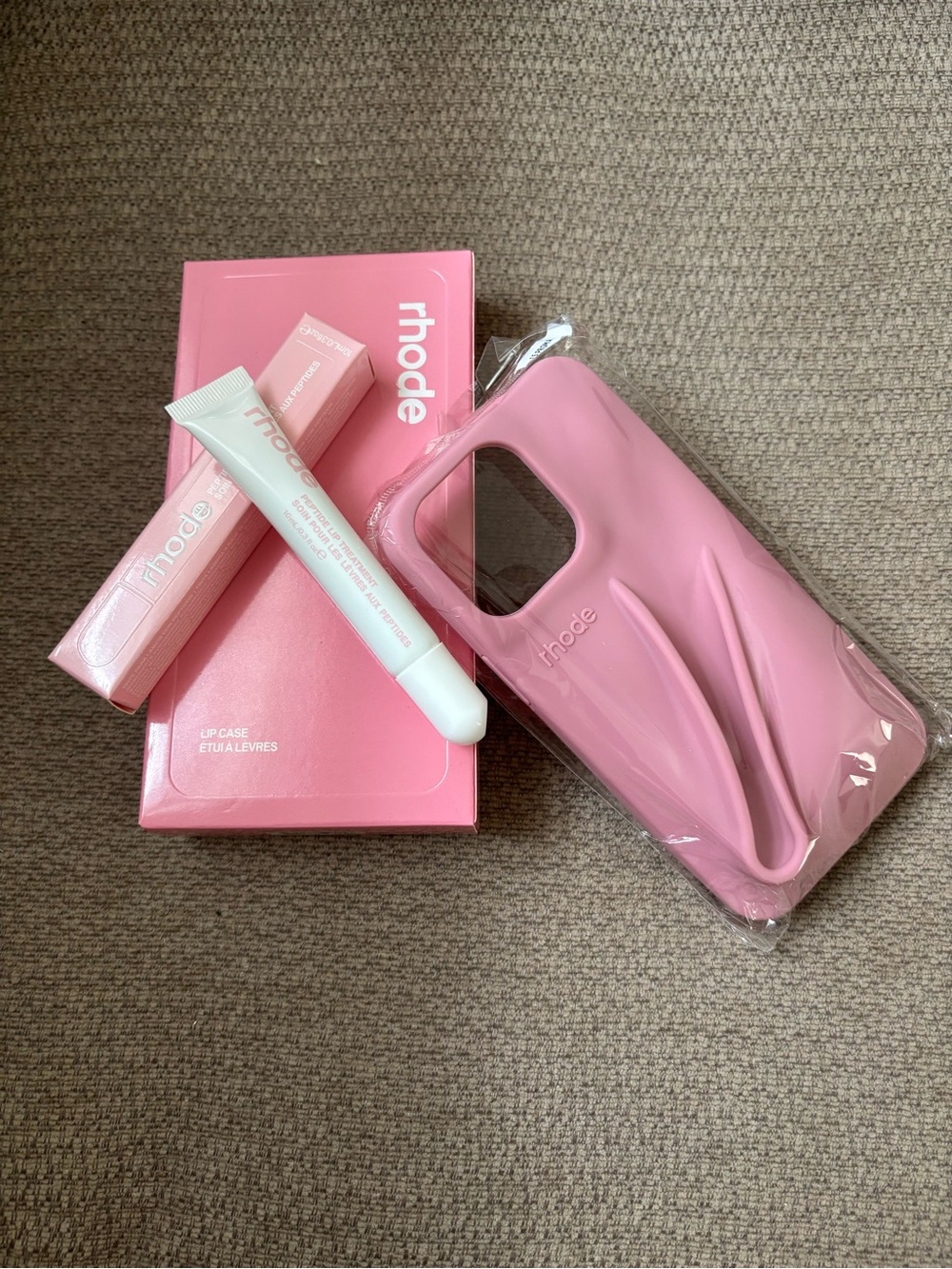 Rhode Lip Case iPhone 15 Pro
Max Ribbon+Peptide Lip
Treatment Vanilla Cake NEW